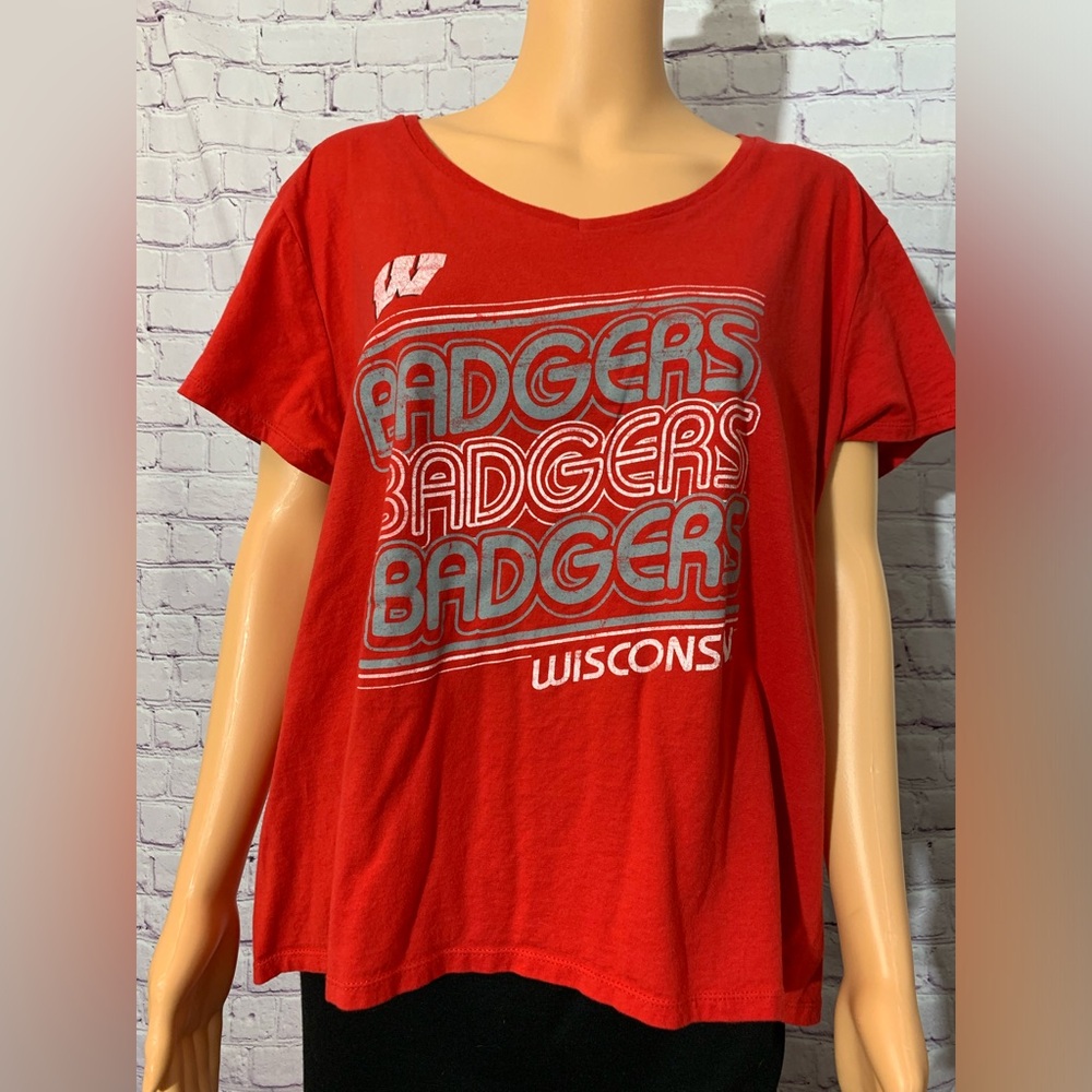 Wisconsin Badgers women’s T-shirt. Size: 2XL